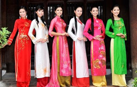 Pakaian tradisional Vietnam dari bahan satin atau sifon